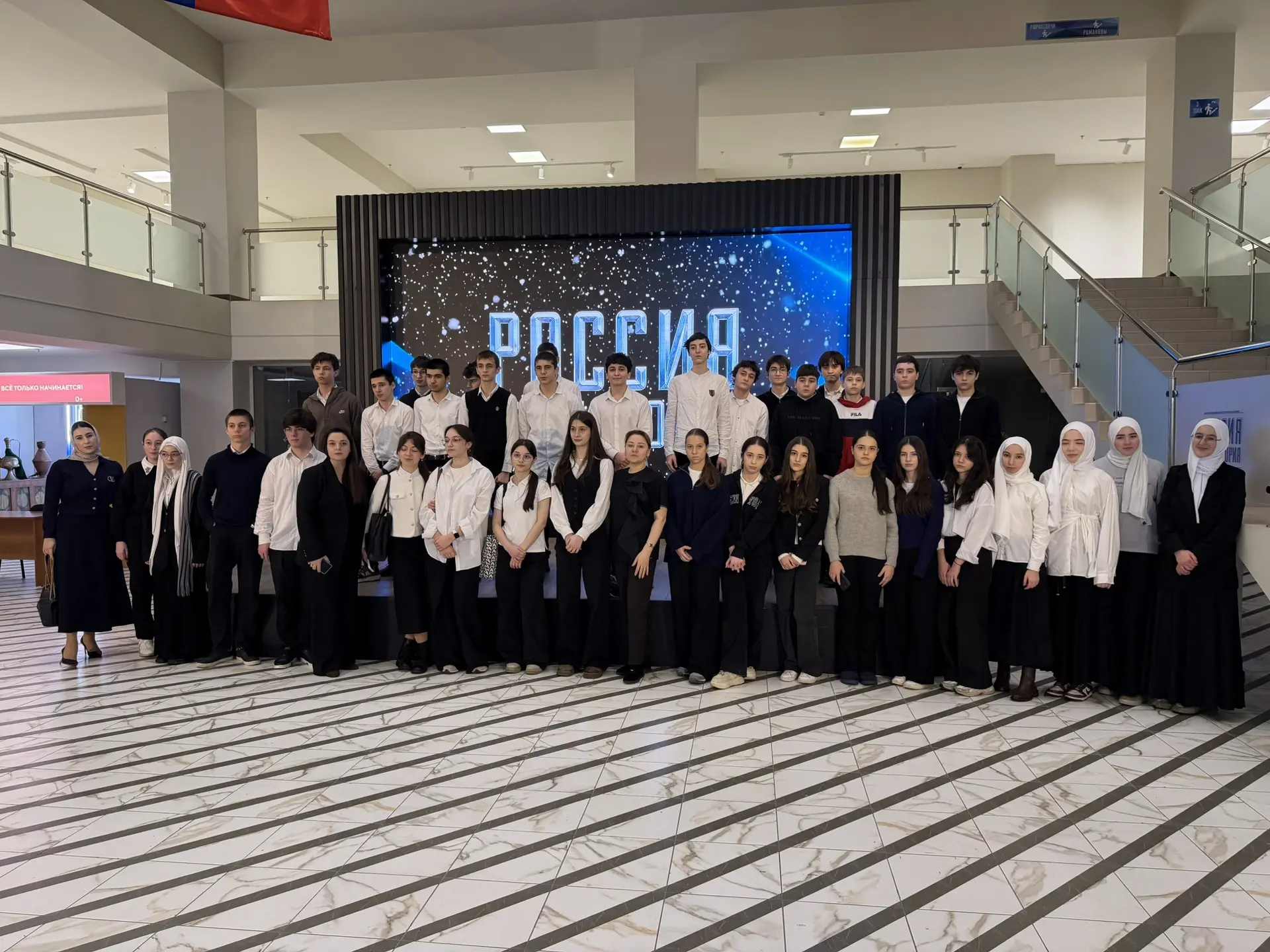 Более 100 школьников Махачкалы посетили исторический парк «Россия – моя история»